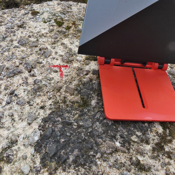 Le marquage à travers une fente dans la plaque de base permet des mesures répé-tées.